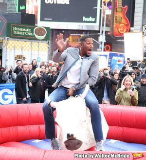Sarah Haines cheers on Michael Strahan Photo